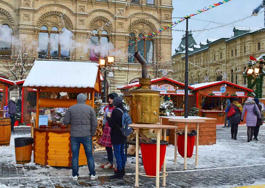 Рынки москвы часы. Рынок на красной площади. Новогодние рынки в Москве. Кристмас Маркет Москва. Совок Москва рынок.